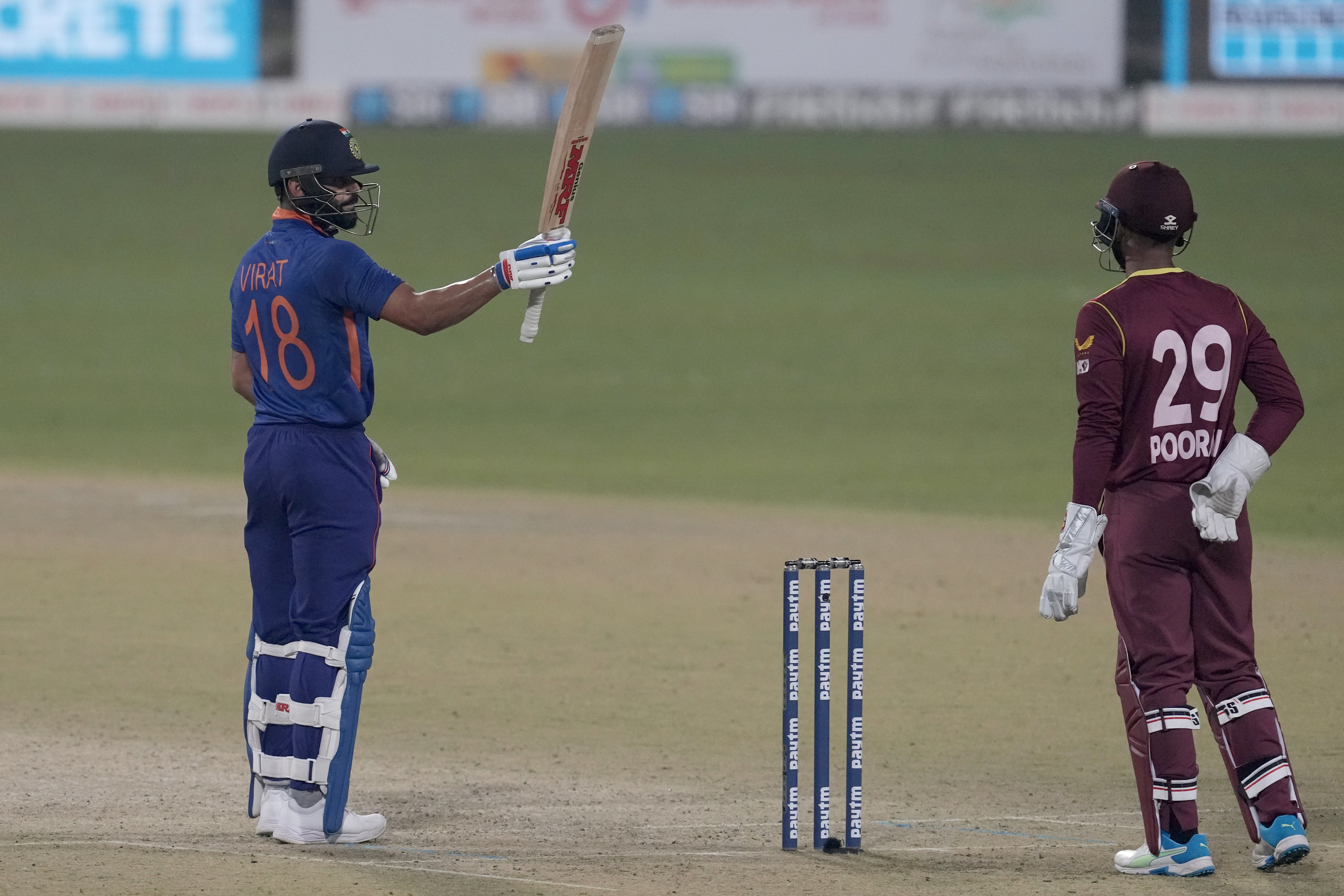 virat kohli raises bat to celebrate his fifty