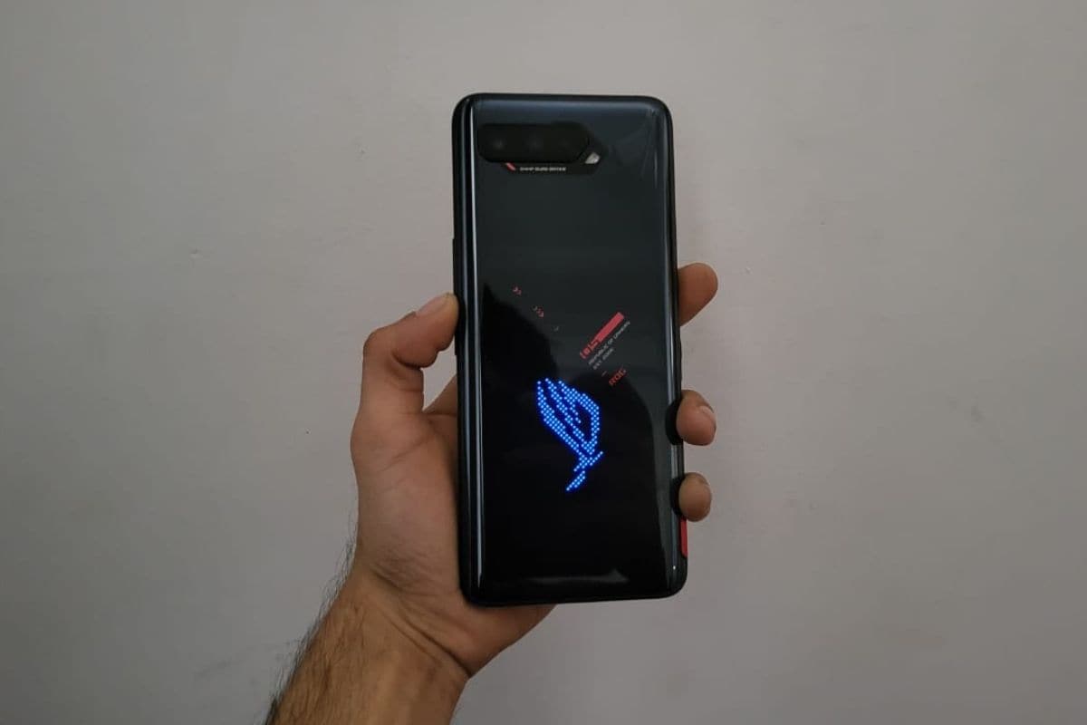 The Asus ROG Phone 5s has a 6,000mAh battery with support for up to 65W fast charging. (Image Credit: News18/ Darab Mansoor Ali)