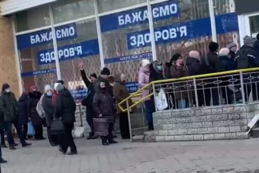 War In Ukraine: Ukrainians Crowd In Front Of ATMs, Grocery Stores As ...