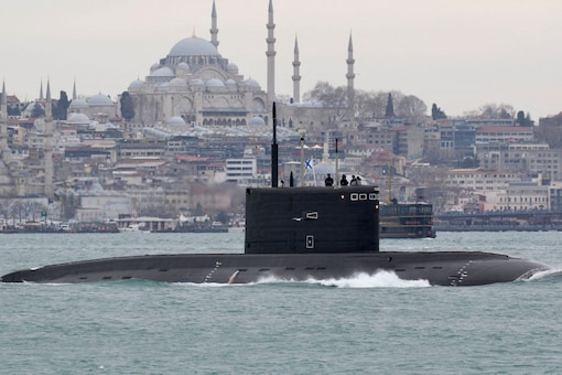Russian Navy's diesel-electric submarine Rostov-on-Don sails in Bosphorus, on its way to the Black Sea, in Istanbul, Turkey. (Image: REUTERS/Yoruk Isik)