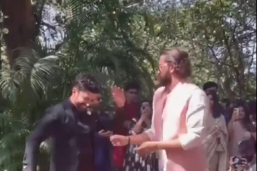 Hrithik Rioshan and Farhan Akhtar dance on Senorita. 