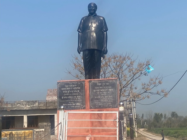 Kanshi Ram's statue in his native village Khawaspur in Punjab's Ropar district.  Pic/News18