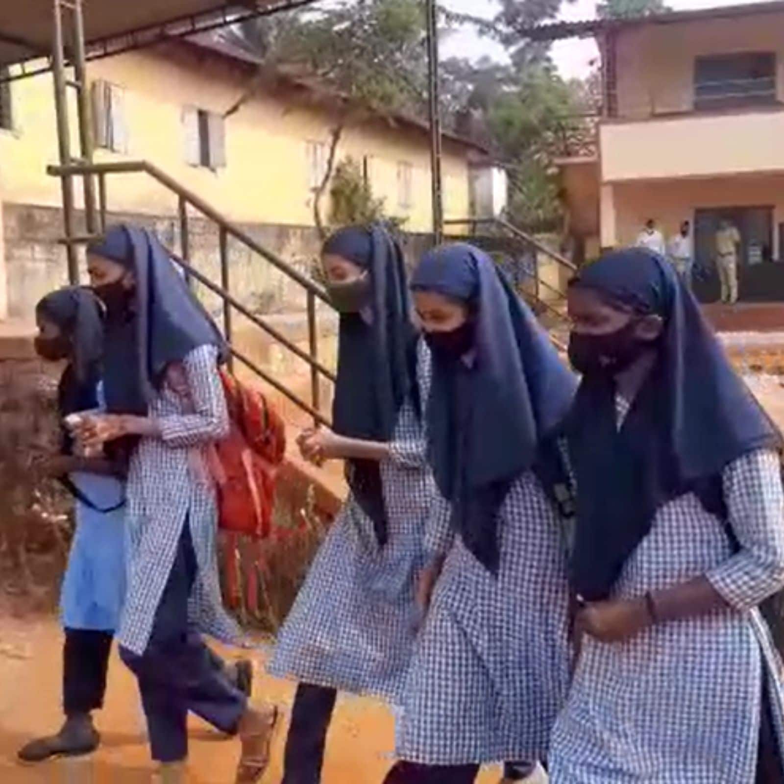 Hot Kannada School Girl Sex - In Video, Delhi Govt School Girl Says Teachers Asked Her to Remove Hijab -  News18