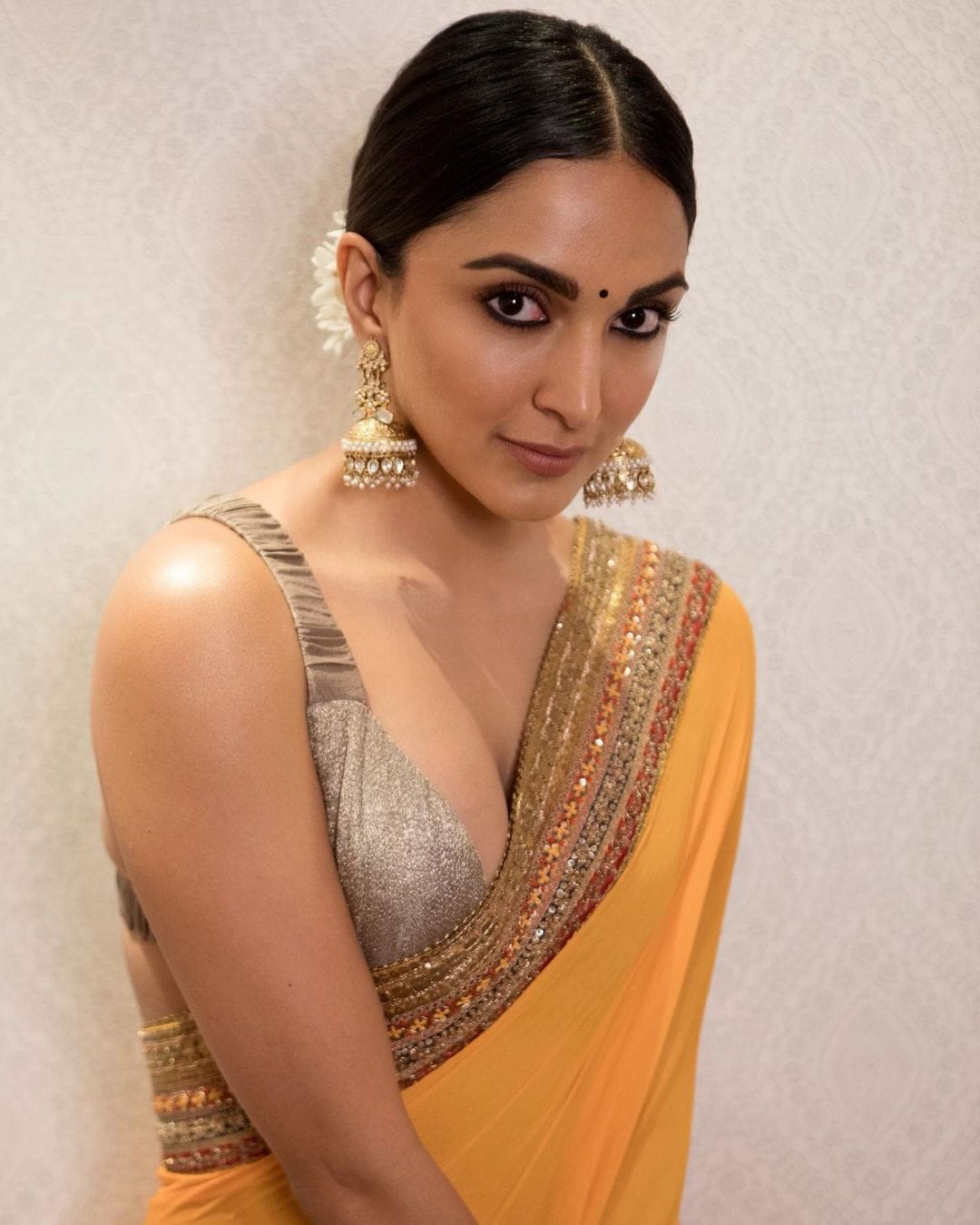 Kiara Advani Gives Desi Girl Vibes In Vibrant Yellow Saree And Jhumkas, See  The Diva's Gorgeous Saree Looks - News18