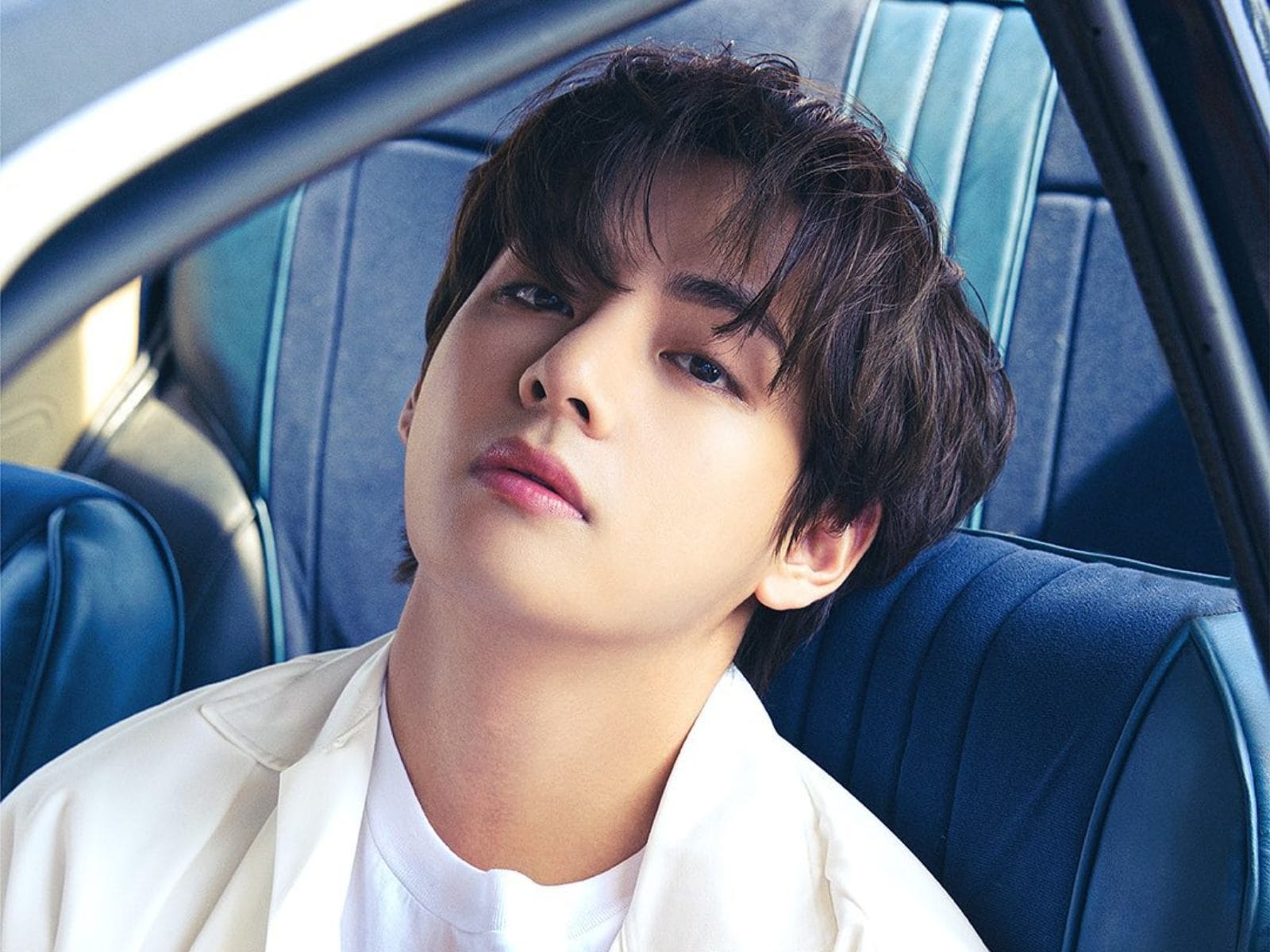 BTS's V (Kim Taehyung) turns heads at the airport with his