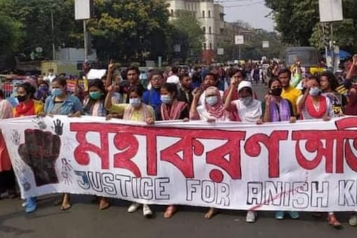 Students of Aliah University demand a fair probe into the death of Anish Khan. (News18)