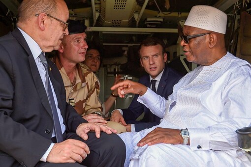Mali's former President Ibrahim Boubacar Keita (right) speaks to French Foreign Affairs Minister Jean-Yves Le Drian (left) as French President Emmanuel Macron looks on, during their visit to soldiers of Operation Barkhane in Gao, Northern Mali, May 19, 2017. (AP File Photo)