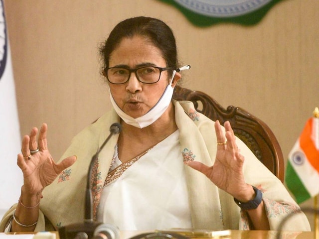 CM Mamata Banerjee directed the police to be 'pro-active' and asked the SP, IG to often visit police stations and build goodwill with people so that they don't fear filing a complaint. (PTI File)