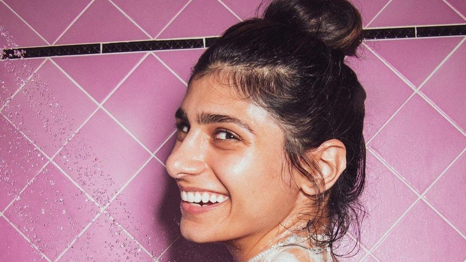 Mia Khalifa Posts Hot Bathing Pictures; Fans Say, 'Need Fire Extinguisher'  - News18