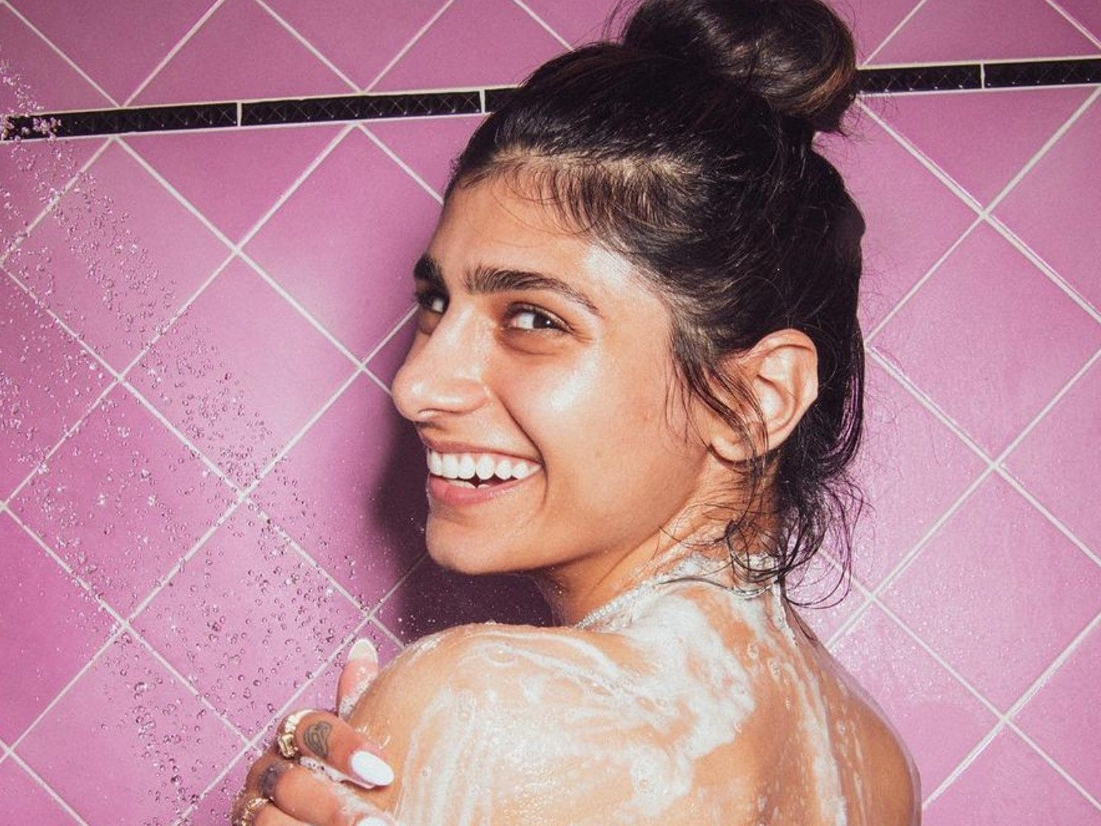 1600px x 1200px - Mia Khalifa Posts Hot Bathing Pictures; Fans Say, 'Need Fire Extinguisher'  - News18