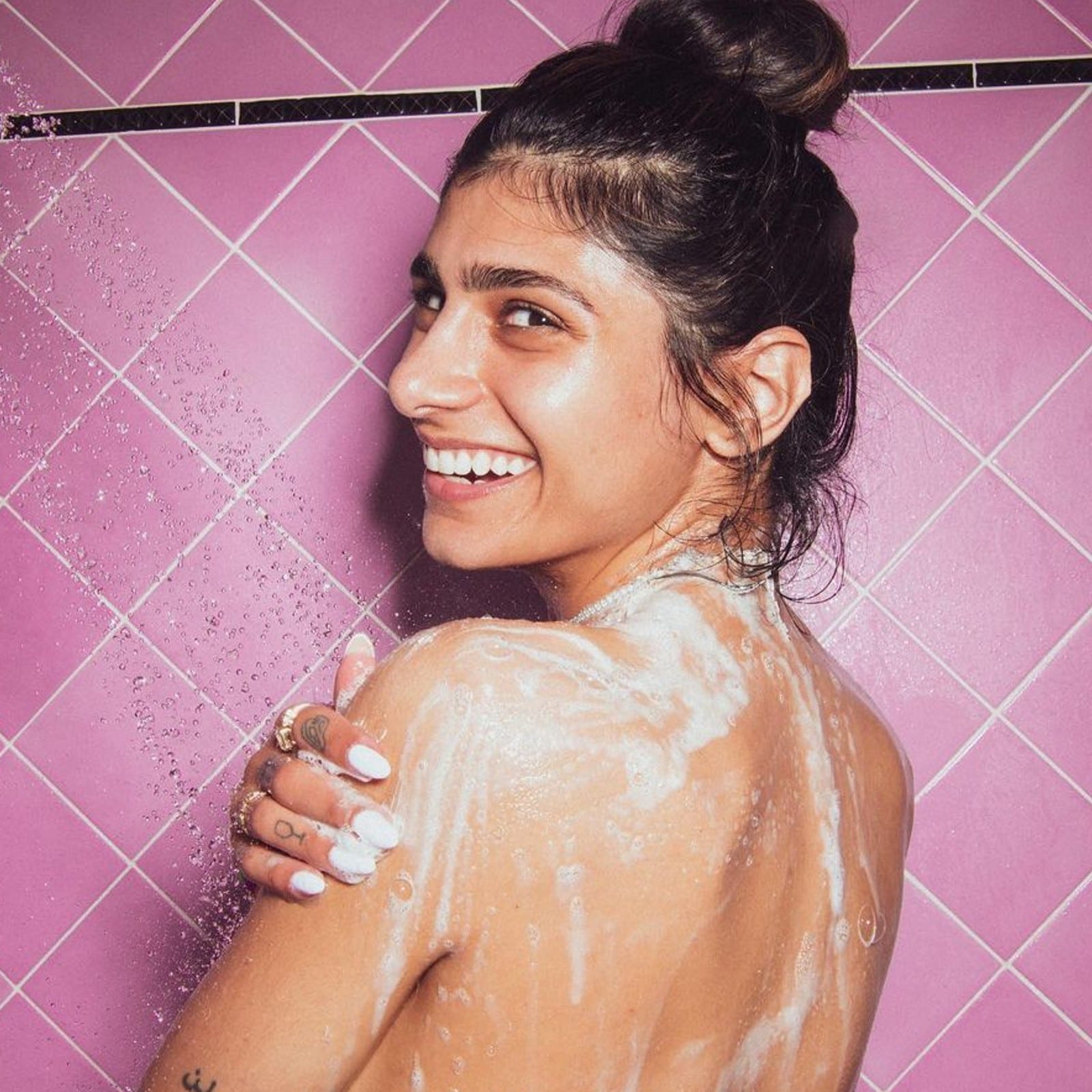 Madam Khalifa Ki Bf Picture Sexy Nangi - Mia Khalifa Posts Hot Bathing Pictures; Fans Say, 'Need Fire Extinguisher'  - News18