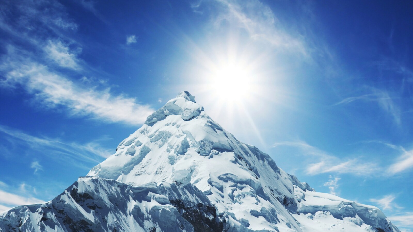 Горы полукругом. Заснеженные вершины. Фотообои Эверест. Фотообои вершины гор. Фотообои снежные горы на стену.