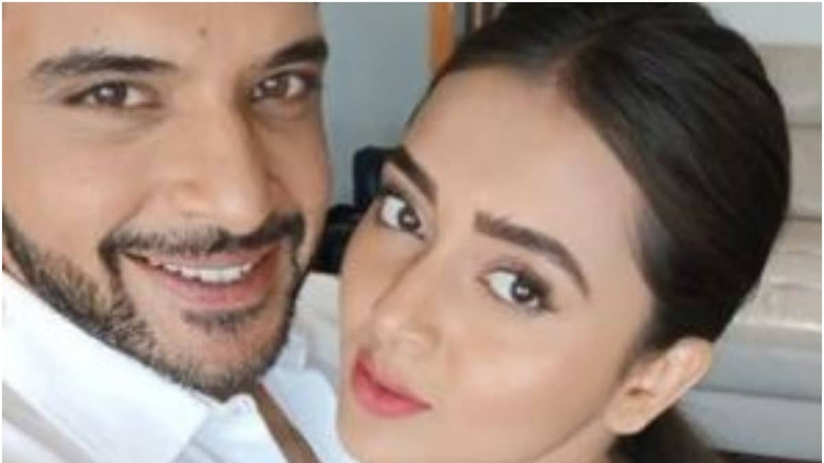 Karan Kundrra, Tejasswi Prakash Are in Each Other’s Arms for ‘Best Selfie’