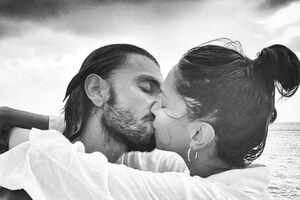 Ranveer Singh And Deepika Padukone Share Passionate Kiss On The Beach, See The Couple's Cute PDA Moments