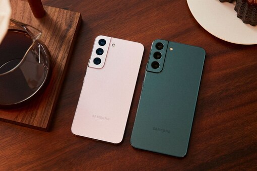 Samsung Galaxy S22 and Galaxy S22+ next to each other. (Image Credit: Samsung)
