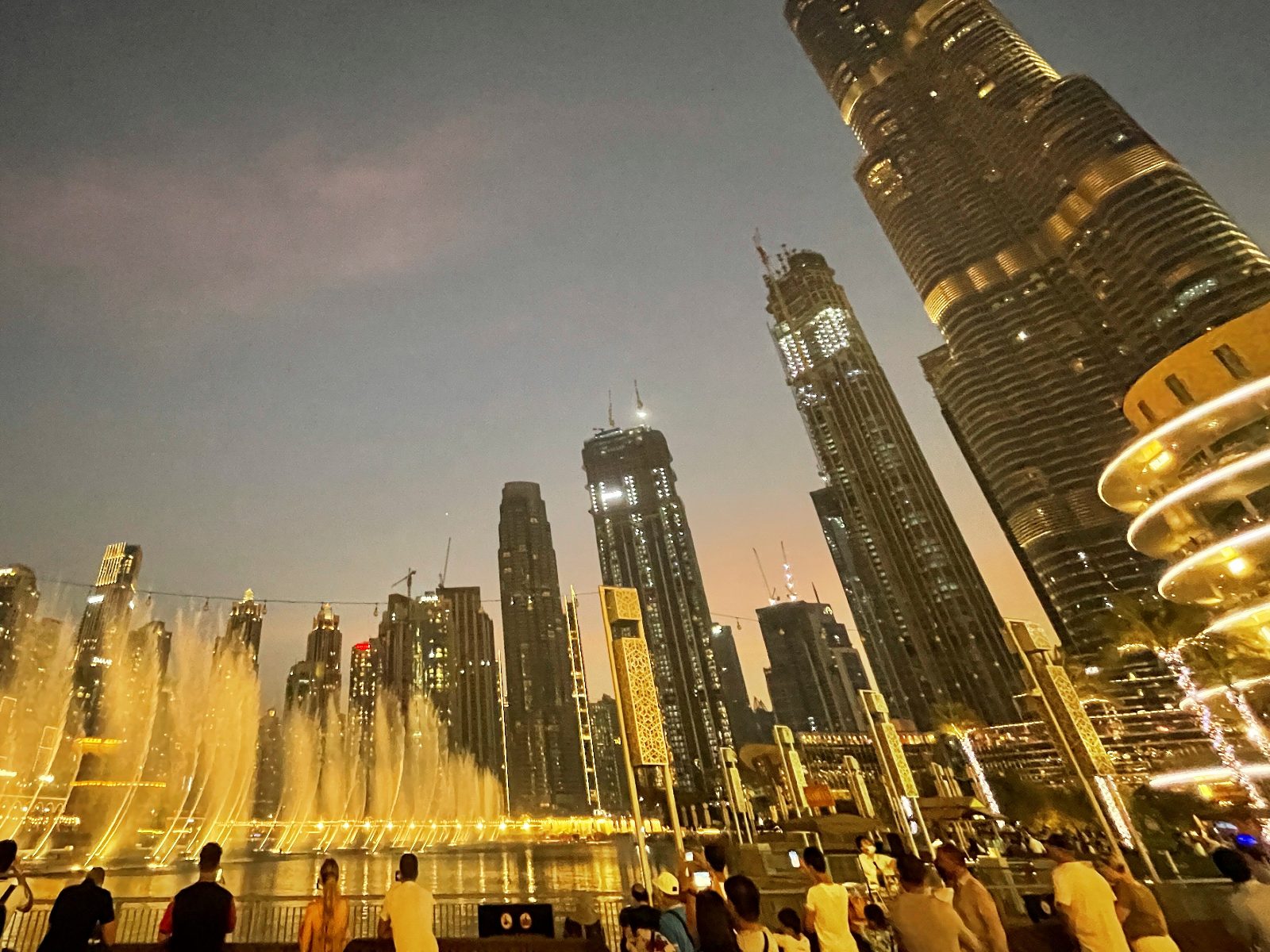 Бурдж халифа окрасили. Башня Халифа 2022. Бурдж-Халифа Дубай. Башня Бурдж Халифа в Дубае. Небоскреб Бурдж-Халифа в Дубае 12 июня.