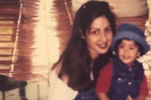 Janhvi Kapoor remembers Sridevi on her death anniversary. 