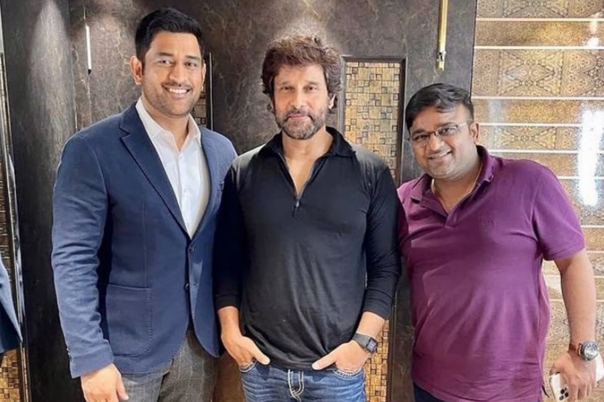 Chiyaan' Vikram Meets 'Thala' MS Dhoni in Chennai, Posts Picture ...