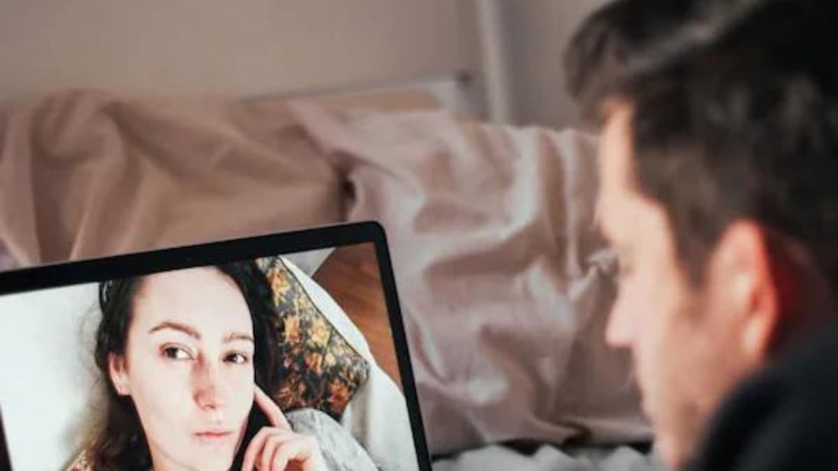 Valentine's Day Special: Tips For People In A Long-Distance Relationship