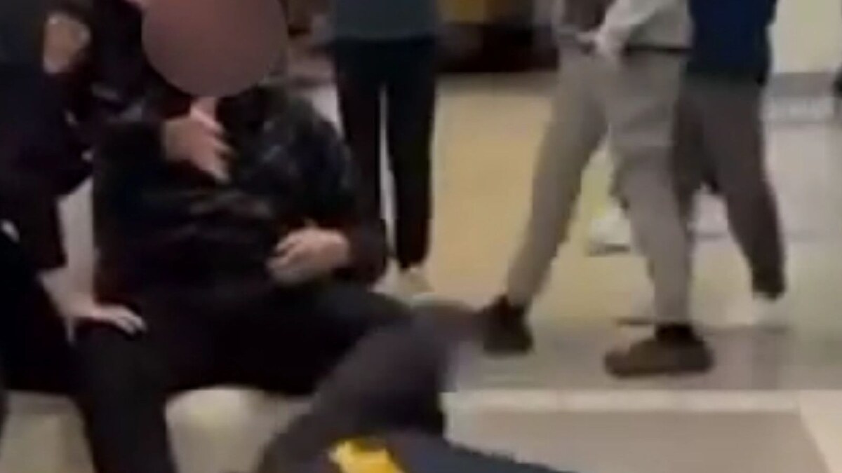 'Why Does Black Teen Get Knee in Back, White Man Sat on Sofa?': US Police Slammed On Racial Bias in Mall Fight Video