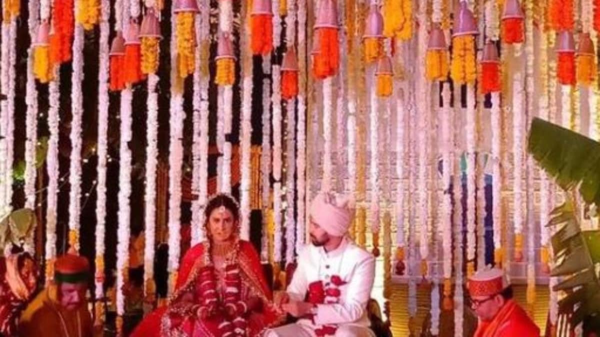 Vikrant Massey Gets Married to Sheetal Thakur in Intimate Ceremony; See Viral Pics of Bride and Groom