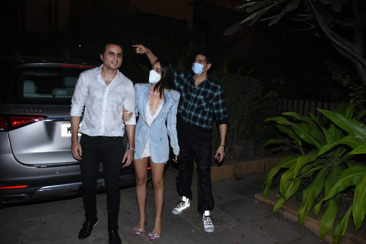 Sidharth Malhotra Kiara Arrive Together At Shahid Kapoor S Birthday Bash Send Fans Into Meltdown Sidharth Malhotra Kiara Arrive Together At Shahid Kapoor S Birthday Bash Send Fans Into Meltdown
