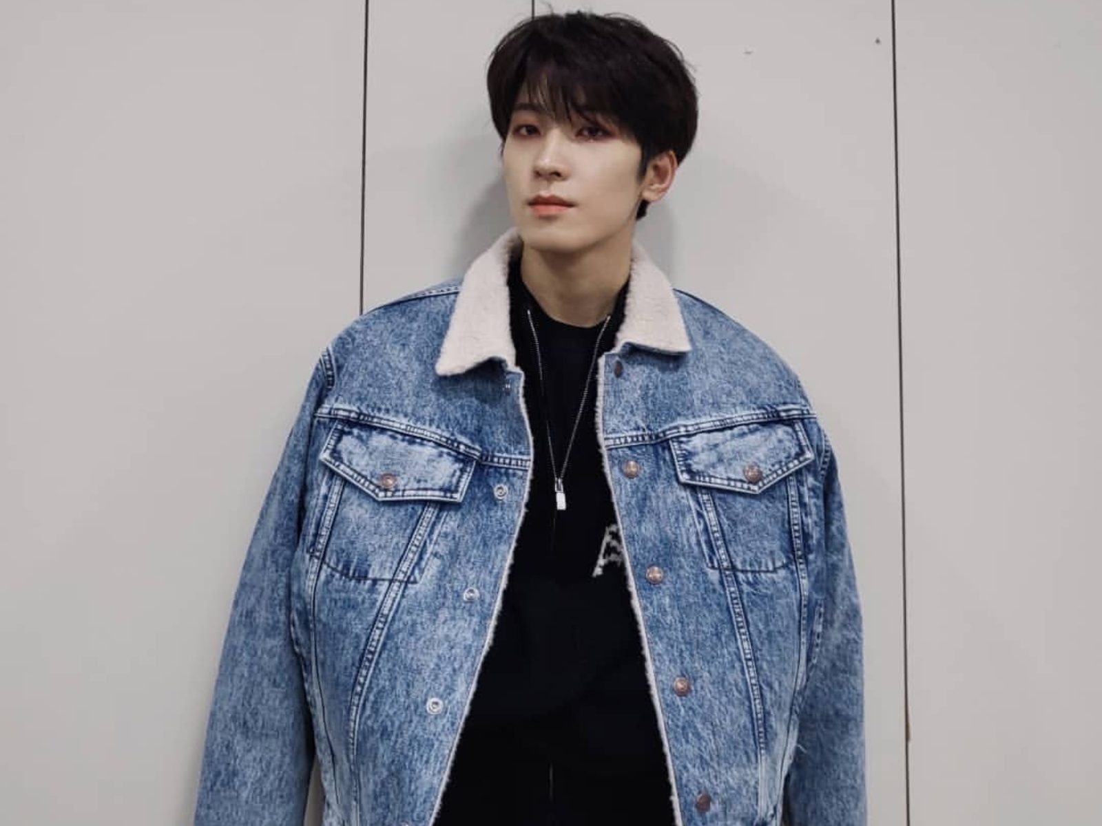 Seventeen Wonwoo shows up in a fan meet wearing a T1 jacket