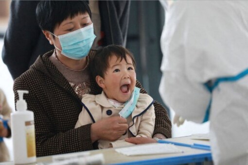 A child undergoes a nucleic acid test for the Covid-19 coronavirus in Hangzhou in China's eastern Zhejiang province on March 11, 2022.
STR / AFP