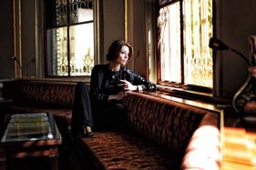 JLF2022: Elif Shafak Says Writers Have To Ask Political Questions, But The Answer Has To Be Left For Readers To Decide JLF2022: Elif Shafak Says Writers Have To Ask Political Questions, But The Answer Has To Be Left For Readers To Decide