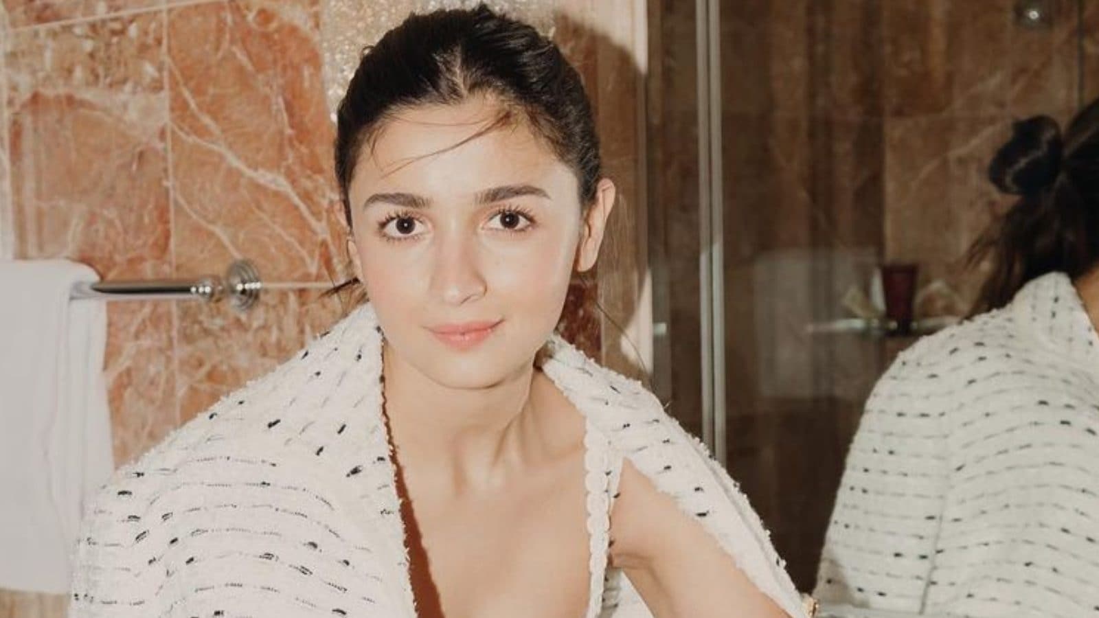 Alia Bhatt Sex Videos Videos - Alia Bhatt Opens Up on Her Hollywood Debut, Says 'Don't Want to Be Part of  Rat Race' | Exclusive