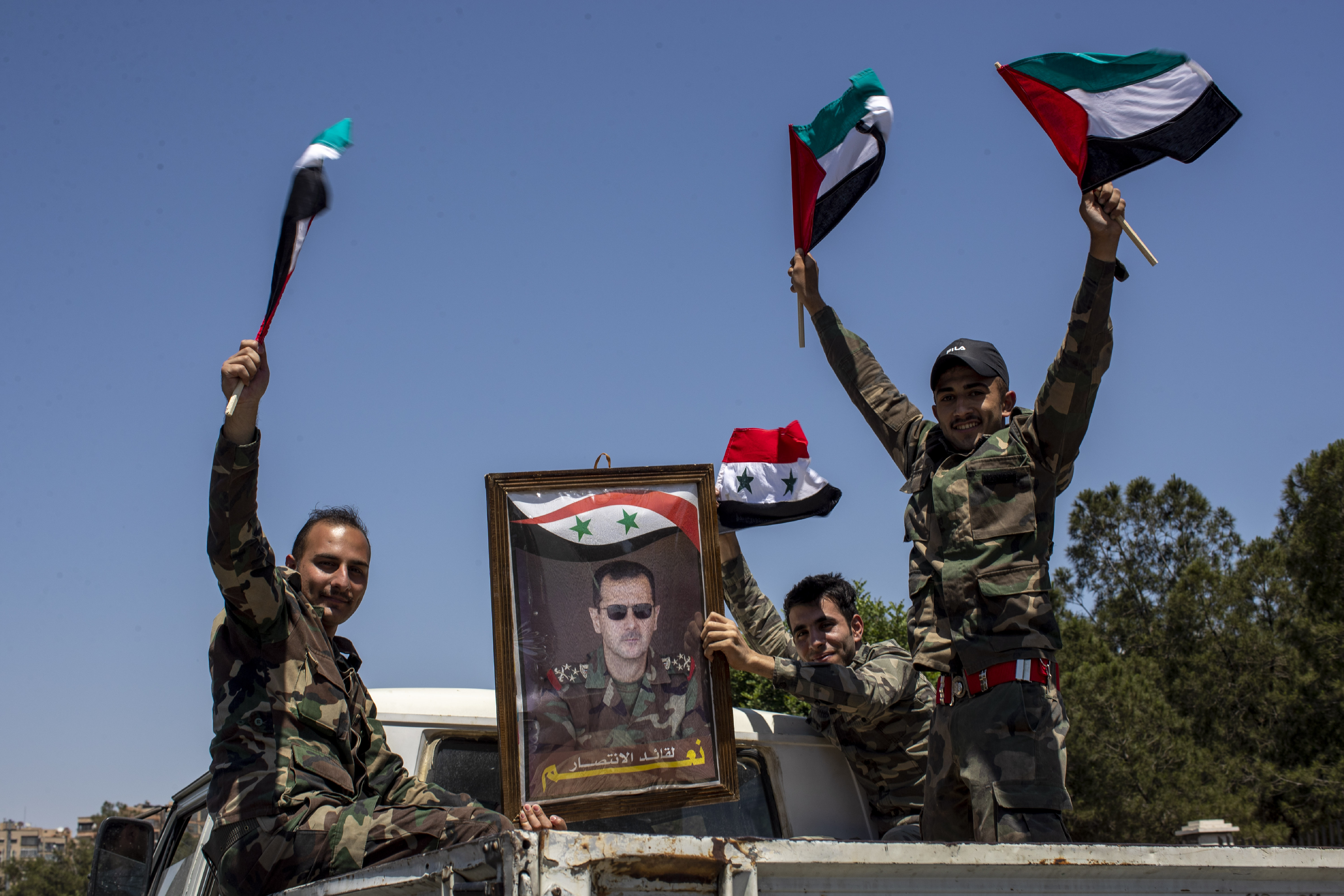 За сирию и башара. Сирия Башар Асад. Башар Асад на фоне флага Сирии.