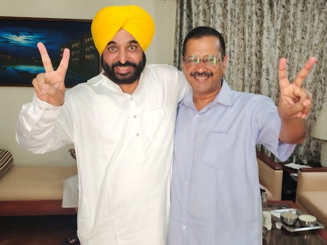 Arvind Kejriwal (R) and Bhagwant Mann pose for a happy pic after AAP takes big lead in Punjab. (News18)