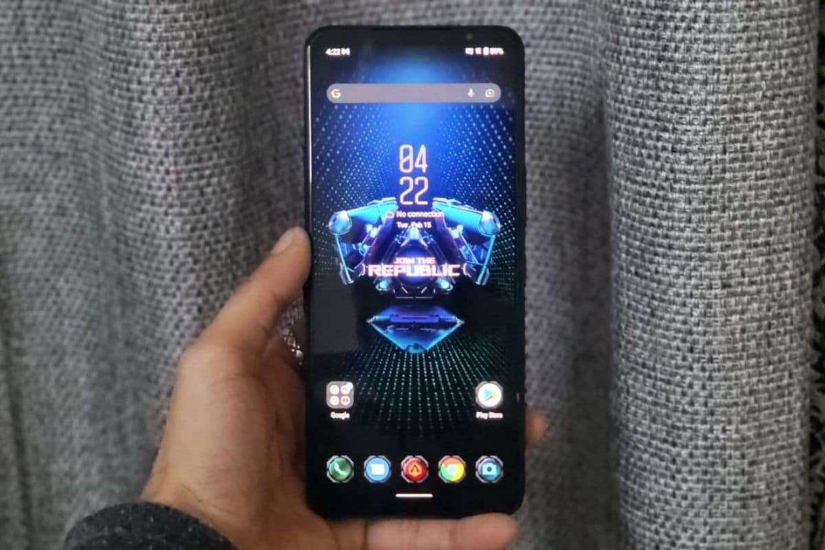 The screen is flat-edged and has no notch or hole punch design. (Image Credit: News18/ Darab Mansoor Ali)