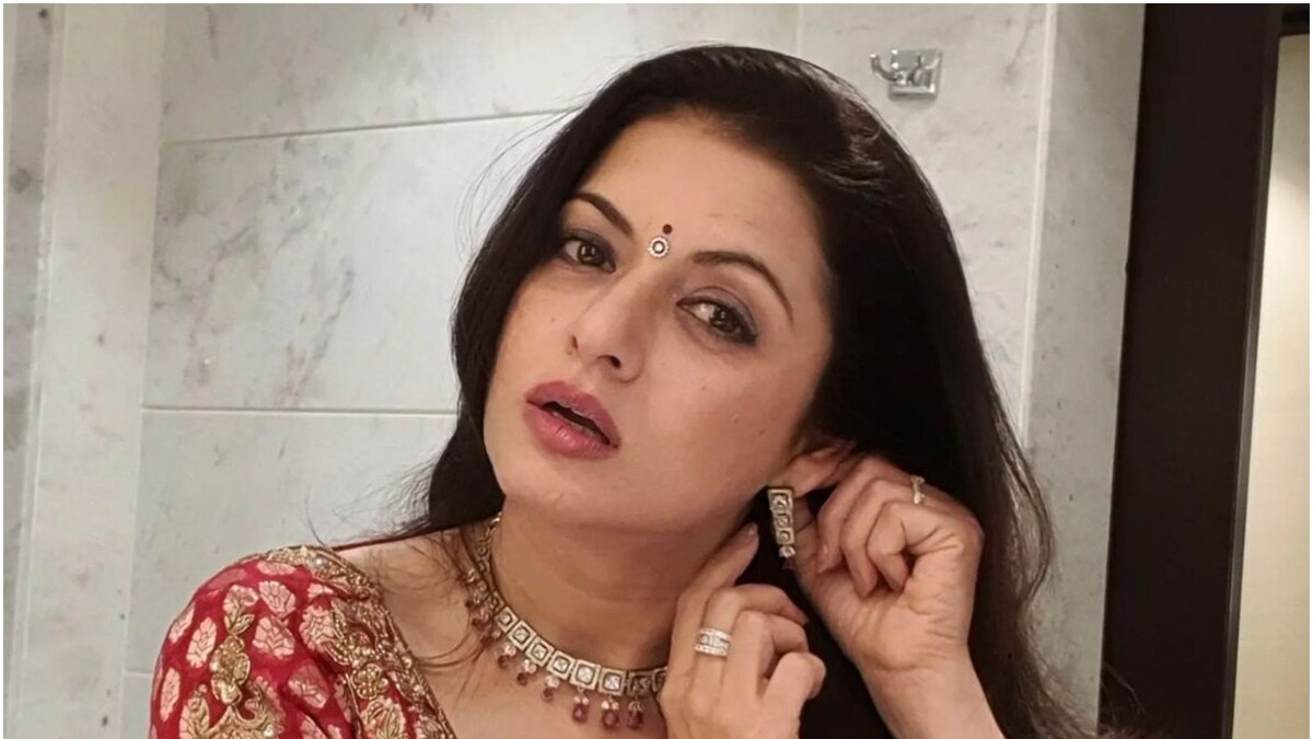 Bhagyashree Shares Secret to Get a Moisturised, Youthful Skin - News18