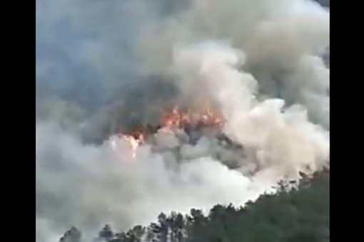 A screenshot of the video showing the mountain fire created by the plane crash in China. (Photo: Twitter/@ShanghaiEye)