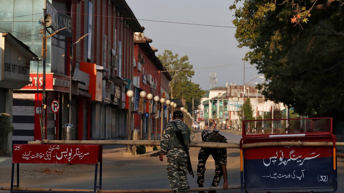 Sheikh Abdullah's Image Replaced with Nat'l Emblem in J&K Police Medals; NC Opposes as BJP Lauds Move