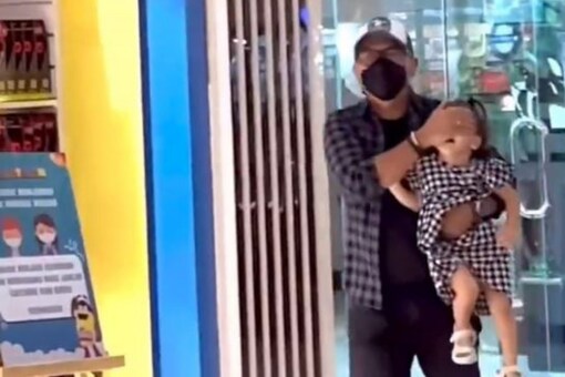 After crossing the shops, the father releases his hands over the eyes of the little girl and puts her on the ground. (Credits: Twitter)