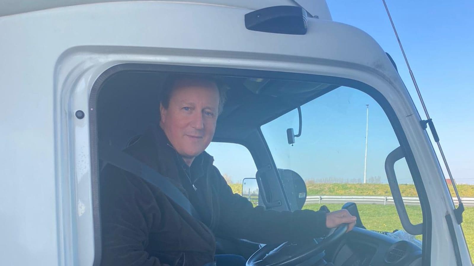 Były premier Wielkiej Brytanii David Cameron jedzie ciężarówką do Polski z pomocą humanitarną dla Ukraińców
