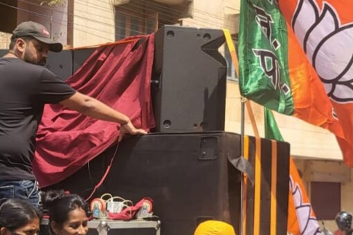 BJP supporters in Goa celebrate as the party leads in 19 seats in the coast state on Thursday. (Photo:  News18) 