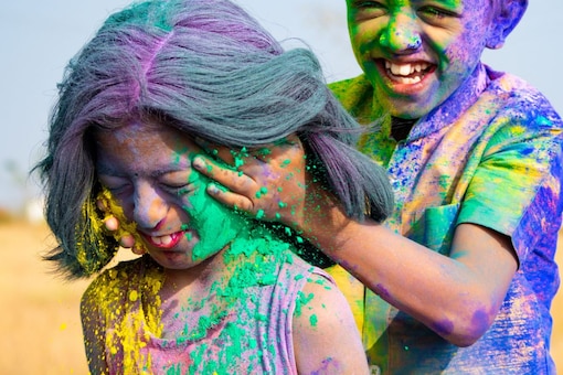 Holi 2023: DIY Guide to Make Natural Colours with Kitchen Ingredients