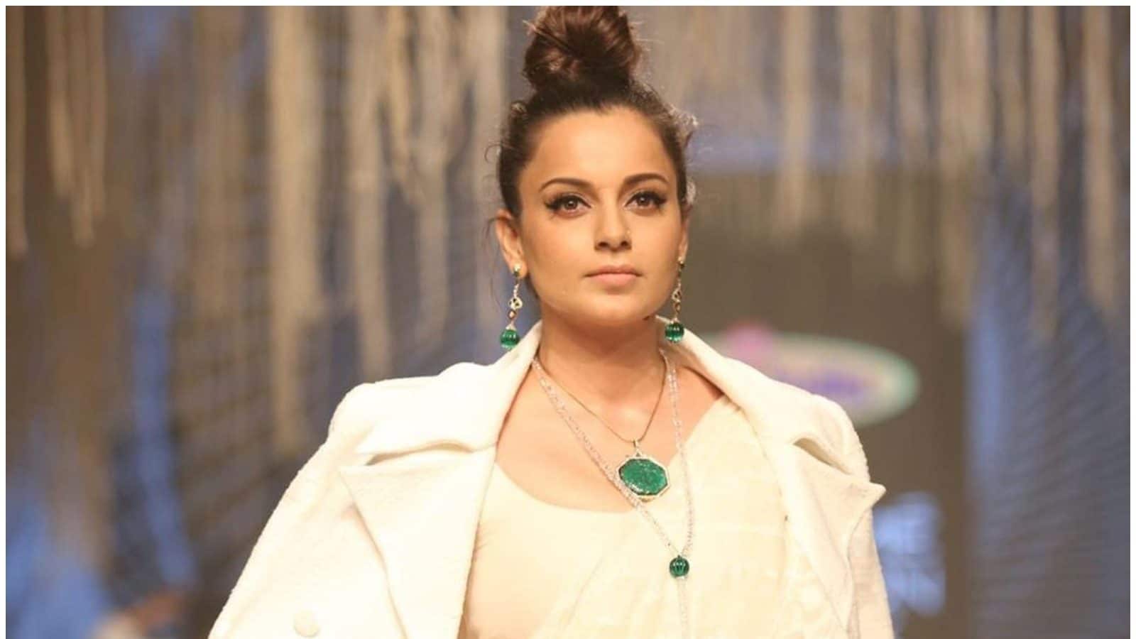 Kangana Ranaut Rocks a Beautiful Jamdani Saree on the Ramp at FDCI x Lakme Vogue Week