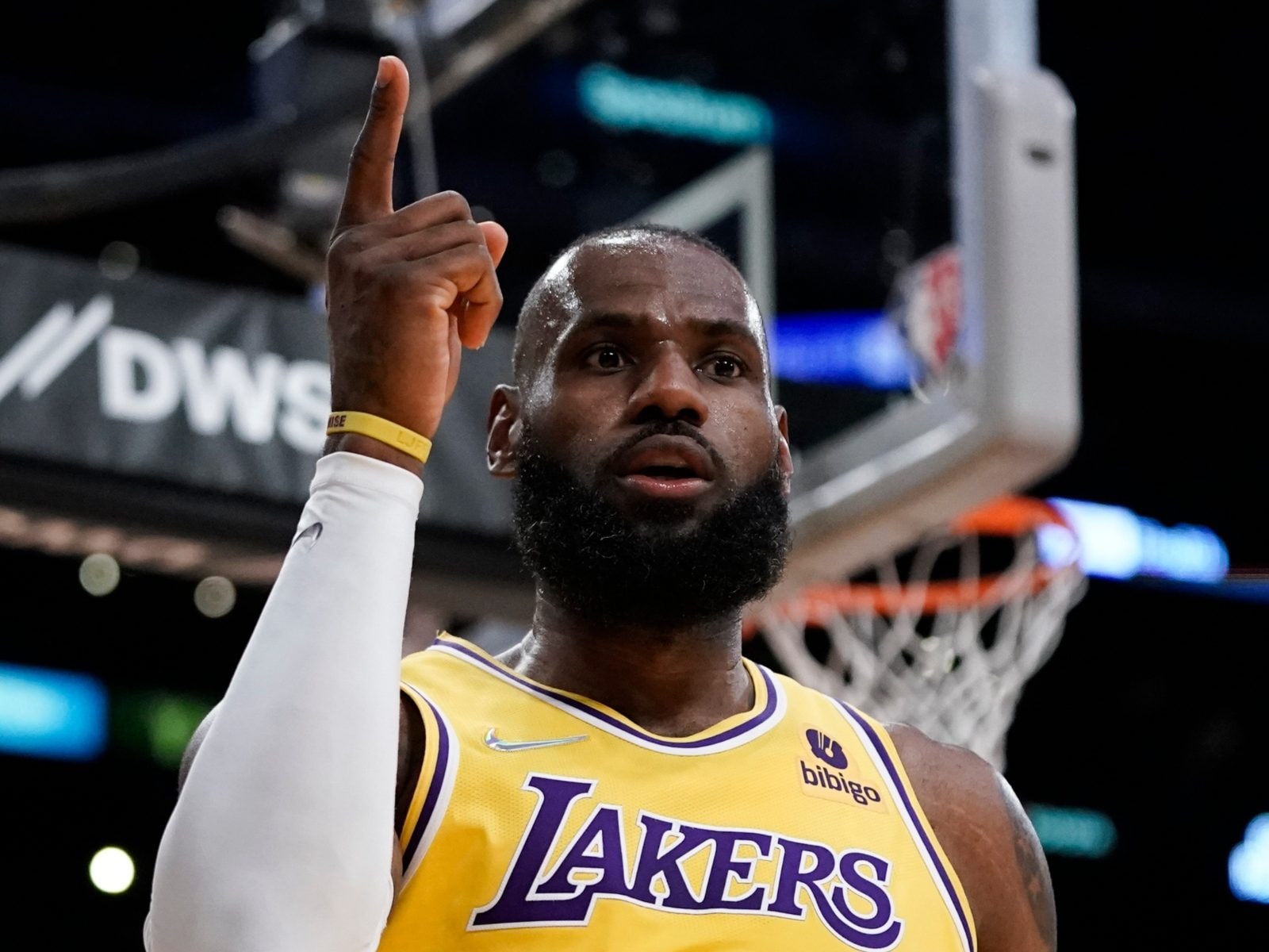 Los Angeles Lakers Sign LeBron James To Contract Extension With Player  Option