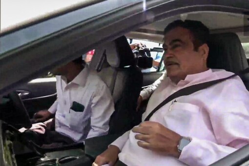 Nitin Gadkari reaches Parliament in a green hydrogen-powered car