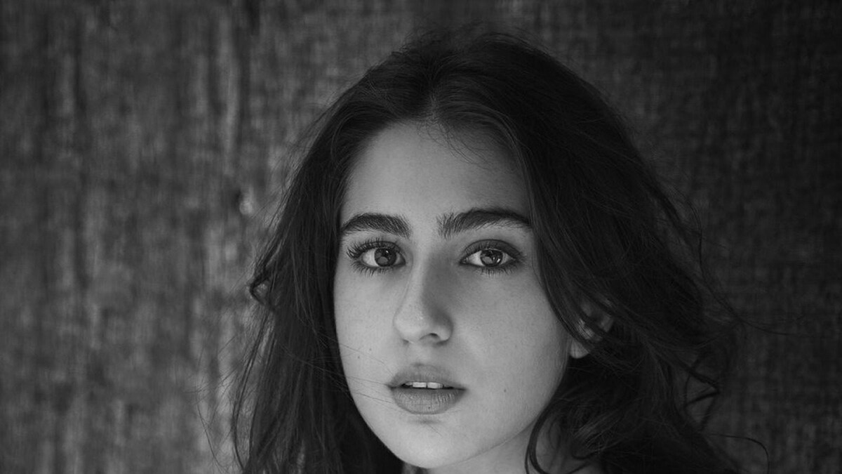 Sara Ali Khan Looks Breathtakingly Beautiful in Black and White Pictures; Ananya Panday Send Her ‘Love’