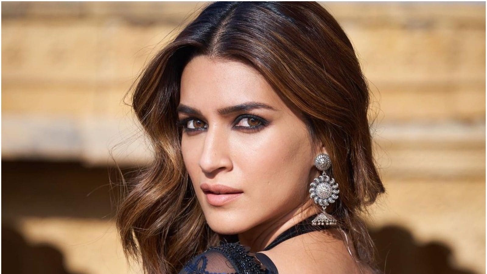 Kriti Sanon Oozes Oomph Dressed in Black Saree; Check Out the Actress ...