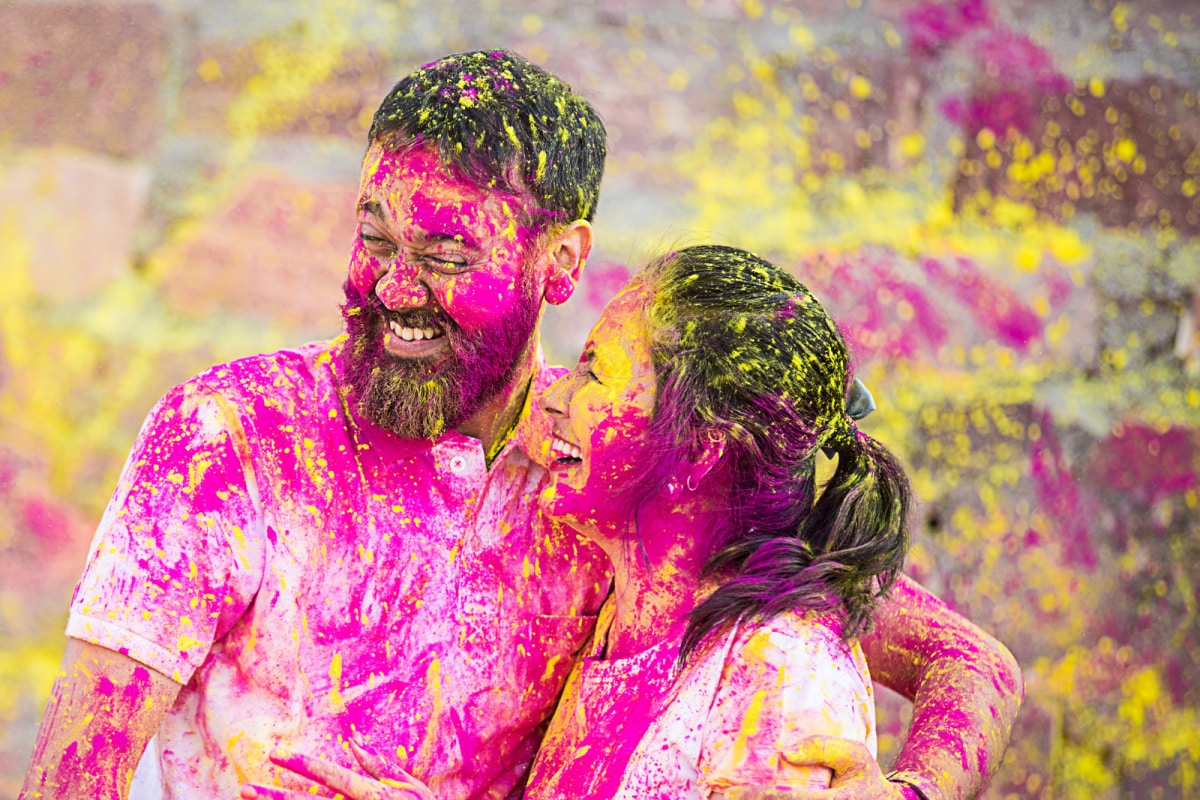 7 Romantic Ideas to Make This Holi More Colourful for Your Partner pic