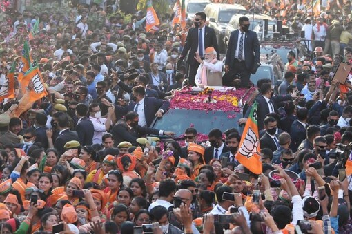 PM Modi began the roadshow after garlanding a statue of Sardar Vallabhbhai Patel at Maldahiya crossing. (Image: special arrangements)