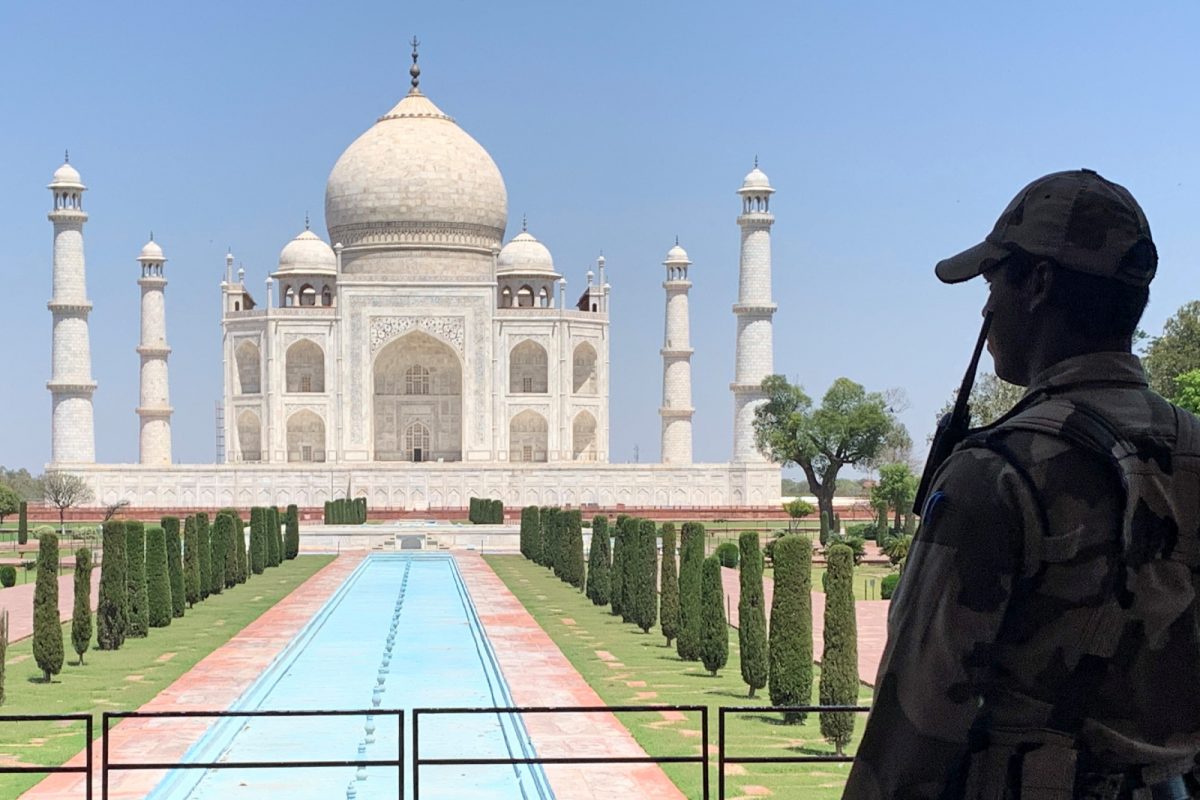 People Visit the Taj Mahal in India Editorial Photo - Image of heritage,  entrance: 160653736