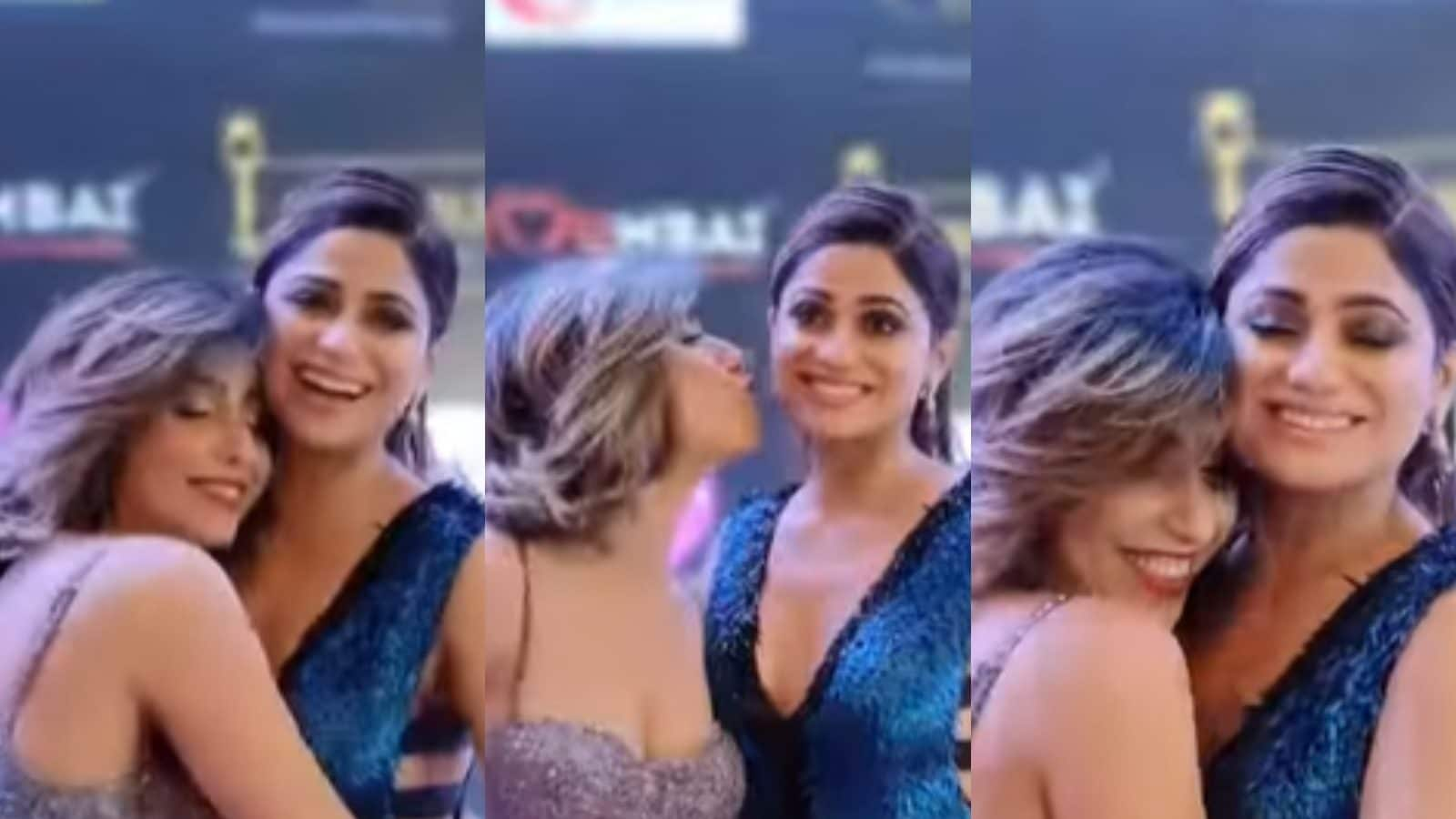 Shamita Shetty Neha Bhasin Share Awkward Moment On Red Carpet Video 