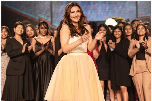 Soha Ali Khan walked the ramp to represent design students at the Day 1 of FDCI x Lakmé Fashion Week.